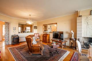 <p><span>2 slaapkamer appartement met ruim terras op een toplocatie nabij het Rivierenhof </span></p><p><span> </span></p><p><span>OMGEVING</span></p><p><span>Dit instapklare appartement is gelegen op de zesde verdieping van een goed onderhouden gebouw. De ligging vlak bij het Rivierenhof biedt het beste van twee werelden, een groene woonomgeving met alle dagelijkse voorzieningen binnen handbereik. Bovendien is parkeren in de buurt eenvoudig dankzij de parkeermogelijkheden in de omliggende straten.</span></p><p><span> </span></p><p><span>INDELING </span></p><p><span>Via de lift bereik je het appartement en treed je binnen in een ruime inkomhal met ingemaakte kasten en een afzonderlijk gastentoilet.</span></p><p><span> </span></p><p><span>De aangename leefruimte geniet van veel natuurlijk licht en biedt een mooi uitzicht op de omgeving. Aansluitend bevindt zich de keuken voorzien van alle comfort, die rechtstreeks toegang geeft tot het ruime terras, waar je kan genieten van de ochtendzon.</span></p><p><span>Verder beschikt het appartement over twee volwaardige slaapkamers en een badkamer, ingericht met een dubbel lavabomeubel en een ligbad met douche.</span></p><p><span> </span></p><p><span>Als extra bergruimte is er een privatieve kelderberging aanwezig.</span></p><p><span> </span></p><p><span>Gemeenschappelijke kosten: €160 per maand (incl, onderhoud van de gemeenschappelijke delen, water, verwarming, elektriciteit van de gemeenschappelijke delen)</span></p><p><span> </span></p><p><span>Extra pluspunt: bij het appartement hoort er een garagebox met elektrische poort en elektriciteit. Deze ruime en brede garage zorgt voor voldoende plaats voor een wagen en meerdere fietsen.</span></p><p><span> </span></p><p><span>BIJZONDERHEDEN</span></p><p><span>- Ruim en zonnig terras</span></p><p><span>- Privatieve kelderberging en garagebox</span></p><p><span>- Gunstige en groene omgeving</span></p><p><span> </span></p><p><span> </span></p>