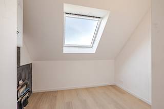 Welkom in Erembodegem, in het nieuwbouwproject aan de Brusselbaan 47. Het gebouw telt acht appartementen en beschikt over een lift en een fietsenstalling. De ligging is praktisch: de bushalte van De Lijn ligt voor de deur, het station van Erembodegem is op enkele minuten en de oprit van de E40 is vlakbij. Scholen, winkels en andere voorzieningen vind je in de buurt, en het centrum van Aalst bereik je snel.Het aanbod is gevarieerd. Er zijn appartementen met 1, 2 en 3 slaapkamers, van ca. 57 m² tot ca. 141 m², en elk appartement heeft een eigen indeling en een eigen buitenruimte. Op het gelijkvloers horen een terras en een private tuin bij de woning, op de verdiepingen een terras. De twee duplexen op de bovenste verdiepingen verdelen hun leefruimte en slaapkamers over twee niveaus. Parkeren kan op een staanplaats of in een garage, die je apart bij je appartement koopt.Het comfort is up-to-date. Alle appartementen worden gebouwd met de nieuwste technieken voor isolatie, ventilatie en energiezuinigheid, zodat het binnenklimaat het hele jaar aangenaam blijft en je energieverbruik laag is. De keuken richt je zelf in, met een budget van 15.000 excl. btw. Zo kies je zelf de stijl en de toestellen.Interesse in een van de appartementen? Vraag meer informatie aan, dan overlopen we samen de mogelijkheden en de prijzen.Aankoop aan 6% btw mogelijk.Sommige beelden werden met AI bewerkt en zijn louter informatief.