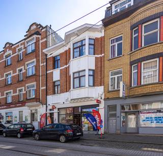 <p>Ben je op zoek naar een investeringsmogelijkheid die zowel karaktervol als modern is? Zoek niet verder! We presenteren met trots deze onlangs gerenoveerde opbrengsteigendom met een unieke mix van een commerciële handelsruimte op de begane grond en twee prachtige appartementen erboven.</p>
<ul>
<li>
<p><strong>De Handelsruimte</strong>:</p>
<ul>
<li>Oppervlakte: 55m²</li>
<li>Voorzien van airconditioning voor maximaal comfort</li>
<li>Bestaat uit een ruime handelsruimte, een toilet en een handige bergruimte</li>
<li>Ideaal voor verschillende bedrijfstakken, van detailhandel tot dienstverlening</li>
</ul>
</li>
<li>
<p><strong>Appartement 1</strong>:</p>
<ul>
<li>Oppervlakte: 45m²</li>
<li>Keuken met keramische kookplaat, vaatwas, lavabo en dampkap.</li>
<li>woonkamer met veel natuurlijk licht.</li>
<li>Badkamer met inloopdouche, lavabo en toilet.</li>
</ul>
</li>
</ul>
<ul>
<li><strong>Appartement 2</strong><span>:</span></li>
</ul>
<ul>
<li>
<ul>
<li>Oppervlakte: 80m²</li>
<li>3 slaapkamers</li>
<li>woonkamer met veel natuurlijk licht</li>
<li>Keuken met keramische kookplaat, vaatwas, lavabo en dampkap.</li>
<li>2 eigentijdse badkamers</li>
<li>ruime berging</li>
</ul>
</li>
</ul>
<p>Dit gebouw is gelegen in een leuke buurt, omringd door winkels en openbaar vervoer, wat zorgt voor een aantrekkelijke locatie voor huurders en ondernemers. De recente renovaties en moderne voorzieningen maken dit een investering met een solide rendement en groeipotentieel.</p>
<p>EPC 1ste verdieping: 237 kWh/m²<br /><span>EPC 2de verdieping: 266 kWh/m²</span></p>