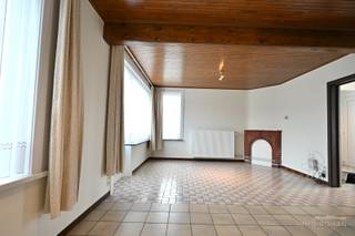 Cette maison se compose au rez-de-chaussée d'un hall d'entrée, d'un espace de vie avec accès à la terrasse, et d'une cuisine. Au premier étage, vous trouverez 3 chambres et une salle de bain avec toilettes, baignoire et lavabo. Espace de grenier accessible et cave présente. Terrasse et jardin avec remise.<br />Libre dès maintenant.<br />Intéressé(e) ? Contactez Immo Roman, gsm 0472 35 92 86.