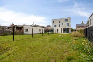 Gelegen in de Eendebroekstraat biedt deze woning een ideale combinatie van rust en bereikbaarheid. In de nabije omgeving vindt u winkels, scholen en belangrijke invalswegen, waardoor u geniet van optimaal wooncomfort.<br /><br />Deze hedendaagse nieuwbouwwoning wordt gekenmerkt door een doordachte indeling, veel natuurlijke lichtinvallen en een hoogwaardige afwerking. <br />De woning werd recent volledig geschilderd en is instapklaar.<br /><br />U betreedt de woning via een zij-ingang. Eenmaal binnen bevindt zich aan de linkerzijde de ruime, moderne open keuken, die geniet van een aangenaam uitzicht op de tuin. Aan de rechterzijde bevindt zich de lichtrijke leefruimte, die samen met de keuken het hart van de woning vormt.<br /><br />Op de verdieping bevinden zich drie volwaardige slaapkamers en een stijlvolle badkamer met inloopdouche. <br />Buiten geniet u van een onderhoudsvriendelijke tuin met terras.<br /><br />Troeven:<br />
<ul>
<li>Veel natuurlijke lichtinval</li>
<li>Pas geschilderd en instapklaar</li>
<li>Ruime, moderne keuken</li>
<li>3 slaapkamers</li>
<li>Badkamer met inloopdouche</li>
<li>Zonnepanelen voor energiezuinig wonen</li>
<li>Laadpaal voor elektrische wagen</li>
<li>Rustige ligging met goede bereikbaarheid</li>
</ul>
<p>"Bij de aankoop betaalt u 12% registratierechten op de grondwaarden en 21% btw op de constructiewaarde".</p>
<p>Interesse? Aarzel niet en contacteer BVM Vastgoed op 016 23 21 45 of via info@bvm-vastgoed.be.</p>
