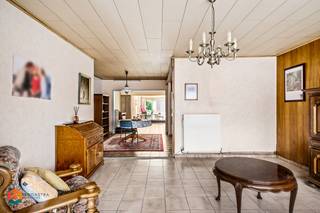 Op een uitzonderlijke locatie te Beerzel bevindt zich deze halfopen bebouwing met 3 slaapkamers en dubbele garage op een ruim perceel. U geniet hier van een rustige ligging, toch met een uitstekende bereikbaarheid, vlakbij het centrum van Beerzel met winkels, eet-en drankgelegenheden, scholen en het openbaar vervoer.<br /><br />We betreden de woning via de inkomhal. De lichtrijke leefruimte kan u inrichten met een gezellige zithoek en een aparte eetplaats. Aangrenzend bevindt zicht de keuken , dewelke is voorzien van de voornaamste toestellen. Verder omvat het gelijkvloers een veranda met een apart toilet, wasplaats en de badkamer met douche en lavabo. De nachthal op de eerste verdieping geeft ons toegang tot 3 slaapkamers. Tot slot beschikt de woning ook over een aangename tuin waarin u steeds in alle rust en privacy kan genieten van het mooie weer. <br /><br />U bent verplicht om deze woning binnen de 6 jaar na aankoop grondig energetisch te renoveren tot minimum EPC-label D.<br /><br />Dit is een uitstekende opportuniteit als u op zoek bent naar een te renoveren woning met 3 slaapkamers te Beerzel. Contacteer ons voor meer informatie op 0479 13 63 69 of neem een kijkje op www.boonstravastgoed.be. <br /><br />Bijzonderheden: <br />- 3 slaapkamers<br />- Dubbele garage<br />- Uitstekende ligging