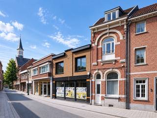 <p> Bienvenue dans cette maison de ville du XIXe siècle au charme indéniable.</p><p>La maison dispose de pas moins de 5 pièces et d’une belle salle de bains rénovée. Le chauffe-eau et la chaudière ont également été récemment remplacés.</p><p>Dès votre entrée, vous remarquez immédiatement la profondeur de la maison et, sur votre droite, une pièce pouvant facilement servir de bureau ou de chambre supplémentaire.<br />En passant par la cage d’escalier, vous accédez au salon par une porte pleine de cachet. Vous arrivez ensuite dans la cuisine. Grâce à une rénovation récente de la cuisine et à l’utilisation de matériaux modernes, vous disposez véritablement d’un espace magnifique.</p><p>La maison est proche de toutes les commodités, avec suffisamment de places de stationnement en ville à proximité et des pistes cyclables ; bien sûr, des cafés, des salons de coiffure et des supermarchés sont accessibles à pied. L'arrêt de bus se trouve juste en face. <br />À proximité des centres culturels et sportifs ainsi que des universités, par exemple l'académie des beaux-arts et des restaurants.</p><p>Nous pouvons vous aider à gérer les dépenses prioritaires nécessaires pour faire passer le bien à la classe énergétique D ou C. Nous sommes également toujours disponibles pour vous accompagner à la mairie à cette fin.</p><p>La rénovation d’un tel logement est tout à fait réalisable, car la structure est déjà en place. À notre avis, une personne qui ose se lancer dans l’entrepreneuriat et prendre des responsabilités s’offre ici un véritable joyau en plein cœur de la ville, qui générera toujours un rendement.</p><p>La maison convient par exemple déjà à un investisseur, à quelqu’un qui souhaite se lancer dans l’Airbnb et aux familles avec plusieurs enfants.</p><p>De nombreuses jeunes familles vivent dans le quartier, et grâce à la façon dont la maison est construite, les voisins veilleront à ce que les frais de chauffage restent modérés.<br /> </p>
