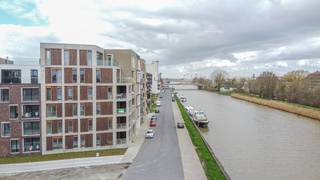 <span><strong>Residentie DAC'ART: Jouw unieke kans!</strong><br />Het perfecte evenwicht tussen kwaliteit, betaalbaarheid en locatie bij Residentie DAC'ART in het bruisende Izegem!<br /><br />Kwalitatief en betaalbaar woonproject nabij het bruisende stadscentrum van Izegem. <br />GROOT 3 slaapkamer appartement, met een oppervlakte van 121,77m²! Dit appartement beschikt over een RUIM en aangenaam TERRAS met zicht op de binnentuin!<br /><br />LICHTRIJK met een verfijnde architectuur en een optimale indeling! Inkomhal met gastentoilet, ruime lichtrijke leefruimte met een moderne en open geïnstalleerde keuken en een berging. Het nachtgedeelte bestaat uit 3 ruime slaapkamers, een wasplaats en een badkamer met bad, inloopdouche en dubbel meubel.<br /><br />Mogelijkheid tot aankoop van een ondergrondse parkeergelegenheid. <br /><br />Laat deze unieke kans niet liggen!<br /><br />Wees niet te laat voor een bezoek! KOOP NU VOOR 6% BTW, contacteer ons voor meer informatie. IDEALE INVESTERING met een TOP RENDEMENT! <br /><br />Voor verdere informatie contacteer<strong> Lukas: 0477 09 91 02</strong></span>
