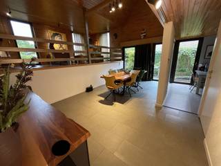 <p><span>Dit is 1 van de knapst ontworpen woningen die we tot nu toe mochten verkopen, en bovendien is ze gelegen vlak aan het centrum van Landen, met scholen, winkels, grootwarenhuizen en winkels om de hoek. En niet te vergeten: de trein en E40 richting Brussel-Luik zijn vlakbij. Het huis zelf bestaat uit een staalconstructie die nadien nog werd na-geïsoleerd en voorzien van 18 zonnepanelen en CV op warmtepomp waardoor een EPC van 81 kWh/m2 wordt behaald! De buitenschil oogt alsof het een nieuwbouw is en ook tuin en buitenaanleg zijn hedendaags ingericht. Binnenin is er ruimte zat: op het gelijkvloers is er een knappe inkomhal met toilet en vestiaire, ruime eetplaats en vernieuwde, volledig uitgeruste keuken met aansluitend een berging en wasruimte. Op het tussenverdiep is er een zithoek en de master bedroom met recente badkamer, Het bureel en een extra gezellige loungehoek met haard en bar bevinden zich nog een half verdiepje hoger. De 2 kinderkamers liggen aan de achterzijde en hebben een eigen badkamer.</span></p><p><span>Er zijn 2 grote garages en er is tevens een tuinberging in het huis verwerkt, langs de achterzijde bereikbaar.</span></p><p><span>De specifieke stijl zal eenieder met goede smaak zeker kunnen bekoren! Snel zijn is de boodschap!</span></p>