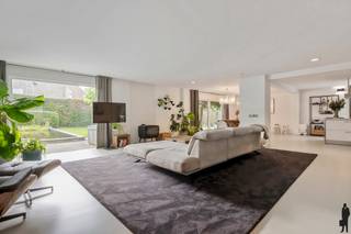 In Minderhout-centrum, op een rustige locatie vlakbij alle voorzieningen treffen we deze woning op een Zuid gericht perceel van circa 1000 m2...