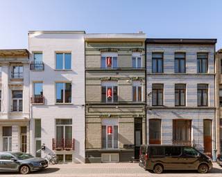 Aan de rand van het centrum van Oostende bevindt zich dit gerenoveerde appartementsgebouw. Het gebouw combineert de charme van wonen in een...