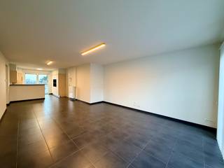 Deze residentie is gelegen vlakbij het hart van de bruisende stad Tielt. Het appartement bevindt zich binnen de ring, nabij het centrum, verschillende kleinhandel, scholen, sportgelegenheden en horeca liggen op enkele ogenblikken van dit eigendom verwijderd. Denk maar aan de donderdagmarkt  en de boerenmarkt op zaterdag die zich beide op wandelafstand bevinden. <br /><br />Via de gemeenschappelijke lift kom je op de tweerde verdieping van de residentie. Hier bevindt zich het instapklare appartement. De lichtrijke leefruimte met grote ramen zorgt meteen voor een aangenaam ruimtegevoel en sluit mooi aan op de open, geïnstalleerde keuken. Verder zijn er twee slaapkamers, een badkamer en een handige berging met aansluitingen voor wasmachine en droogkast en een apart toilet.<br />Het zuidgerichte terras is een fijne plek om te ontspannen, van ’s middags tot ’s avonds.<br /><br />Daarnaast beschik je over een extra berging op -1 en een autostaanplaats. Kortom: een instapklaar appartement met een praktische indeling, veel licht en alles binnen handbereik.<br /><br /><strong>Goed om weten:</strong><br />Basishuurprijs: €800,-/maand<br />Provisie: €80,-/maand<br />Vrij vanaf heden<br /><br /><strong>Ook wild geworden van deze thuis? <br />Twijfel niet langer en leg vandaag nog uw bezoek vast! </strong>