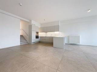 HOOGWAARDIG AFGEWERKT APPARTEMENT MIDDEN IN HET STADSCENTRUM VAN IEPER HET APPARTEMENT BEVINDT ZICH OP DE TWEEDE VERDIEPING EN IS INGEDEELD ALS...