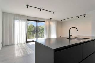 <strong>Hoogwaardig afgewerkt appartement op wandelafstand van het Hof van Leysen</strong><br /><br /><span>Op een ideale ligging nabij het Zuid en tevens met goede ontsluiting buiten de Stad is dit appartement gelegen op de derde verdieping van een kleinschalig appartementsgebouw. </span><br /><br /><span>De inkomhal met vestiaire en gastentoilet leidt u naar een ruime en lichte leefruimte. De open keuken met eiland is voorzien van alle hedendaags comfort. De berging is tevens uitgerust met aansluitingen voor was- en droogautomaat. Aansluitend aan de leefruimte bevindt zich een aangenaam terras met fraai zicht op het groen. </span><br /><span>Het appartement beschikt vervolgens over twee slaapkamers voorzien van ingemaakt kastenwerk. De badkamer is afgewerkt met dubbele wastafel, ligbad en inloopdouche. </span><br /><br /><span>De gemeenschappelijke kosten bedragen 150 euro per maand. </span><br /><br /><span></span><strong>Bijzonderheden:</strong><br /><span>- Hoogwaardig afgewerkt</span><br /><span>- Zeer goede locatie</span><br /><span>- Energiezuinig door middel van zonnepanelen en warmtepomp</span><br /><span>- Vloerverwarming</span>
