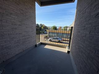 <p>Ce bel appartement est situé au premier étage d'une résidence moderne sur la Zandvoordsestraat à Oudenburg. Avec une surface habitable qui invite à un style de vie confortable, ce bien représente la base idéale pour quiconque recherche confort et commodité. L'appartement, construit en 2016, reflète une architecture contemporaine et une fonctionnalité, parfaite tant pour une résidence permanente que pour un investissement. Vous êtes ici à proximité des commodités locales, ce qui signifie que tout ce dont vous avez besoin est à portée de main.</p>
<p>Avec une chambre spacieuse, cet appartement est parfaitement agencé pour créer une atmosphère chaleureuse et accueillante. Les espaces lumineux sont invitants et vous vous y sentirez rapidement chez vous. Cet appartement clé en main offre toutes les possibilités pour une vie confortable sans rénovations ni ajustements. Vous cherchez un endroit à la fois élégant et offrant un haut niveau de confort de vie ? Alors cet appartement sur la Zandvoordsestraat est certainement une recommandation à considérer.<br /><br />Agencement :<br />- Séjour lumineux et salle à manger<br />- Terrasse orientée au sud avec vue sur l'arrière-pays<br />- Cuisine ouverte équipée de tous les appareils électroménagers nécessaires tels que réfrigérateur, congélateur, lave-vaisselle...<br />- Grande chambre<br />- Salle de bains avec douche à l'italienne et meuble lavabo<br /><br />Coûts fixes mensuels : 60 €<br />local à vélos dans l'immeuble<br /> </p>