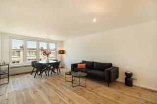 Maak snel uw afspraak via Anne De Block- OC Vastgoed: 0471 38 00 36 of anne@ocvastgoed.be<br /><br />Dit ruim, lichtrijk appartement (71m²) met twee slaapkamers bevindt zich in een rustige woonwijk te Deurne in een kleinschalig appartementsgebouw. Belangrijke invalswegen, winkels en scholen op wandelafstand. <br /><br />Indeling - appartement op eerste verdieping:<br />- Lichtrijke leef- en eetruimte met grote raampartijn 25m²<br />- Keuken voorzien van alle toestellen <br />- Twee slaapkamers (14m² /5,5m²)<br />- Moderne badkamer voorzien van inloopdouche en dubbele lavabo <br /><br />Twee private kelderbergingen.<br />Parkeerplaats in de straat. <br /><br />Technische gegevens:<br />Conforme elektriciteit, dubbele beglazing en energiezuinig.<br /><br />Bent u op zoek naar een instapklaar appartement in Deurne of een interessante investering? Kom dan zeker langs, dit is de eerste bewoning na renovatie ! <br /><strong>BEZOEKDAG ZATERDAG 6 JUNI, NA AFSPRAAK! </strong><br /><br />EPC 180 (energielabel B) - energiezuinig / Bewoonbare oppervlakte volgens het EPC attest zonder terrassen: 71m²<br />m²  <br />Stedenbouwkundige inlichtingen aangevraagd op 31/05/2026<br />Geen overstromingsgevoelig gebied: P-score: A, G-score: A<br />Geen renovatieverplichting! 