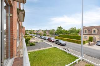 Appartement (eerste verdieping) langs de Raadsherenlaan met 2 slaapkamers, lichtrijke woonruimte, zongericht terras en garagebox (€ 25.000,00). Dit prima onderhouden appartement te koop (81m² aan bewoonbare oppervlakte / EPC B: 125) geniet van een centrale, doch rustige ligging in een kindvriendelijke omgeving nabij het centrum van Sint-Kruis (Brugge), openbaar vervoer, buurtwinkels, warenhuizen, scholen, sportcentra en met een vlotte verbinding richting Brugge, Damme, Knokke, Maldegem...<br />Indeling:<br />Eerste verdieping (circa 81m²):<br />- Ruime inkomhal met gastentoilet;<br />- lichtrijke woonkamer;<br />- afzonderlijke leefkeuken;<br />- praktische berging met CV-installatie;<br />- 2 ruime slaapkamers (14m² &amp; 13m²) waarvan 1 met zongericht terras;<br />- badkamer (4m²) voorzien van ligbad met douchemogelijkheid en lavabo in meubel. <br />Gelijkvloers:<br />- Garagebox (€ 25.000,00)<br /><br />Bestuursmaatregelen in het maatregelenregister: nee