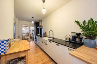 Gezellig gelijkvloers appartement met ruime tuin<br /><br />In de August Sniedersstraat woon je rustig maar toch op wandelafstand van winkels, openbaar vervoer en andere voorzieningen, waardoor dit appartement een aangename en goed bereikbare thuisbasis vormt. <br /><br />Je komt binnen in de gezellige leefruimte met houten vloer, die naadloos overgaat in de volledig uitgeruste keuken. Tegenover de keuken bevindt zich de badkamer met ruime inloopdouche, toilet en wastafel. Naast de badkamer ligt de comfortabele slaapkamer, die voldoende ruimte biedt voor een dubbel bed en extra kastruimte. Verder beschikt het appartement over een praktische privatieve kelderberging. Buiten wacht een grote tuin van ca. 28 m², ideaal om in alle rust te genieten van de buitenlucht. Parkeren kan vlot in de straat. Met een EPC-score van C (251) biedt het appartement een energiezuinige basis zonder renovatieverplichting. Dit pand is ook ideaal als investeringspand.<br /><br />Troeven:<br />• Grote tuin<br />• Praktische indeling<br />• Houten vloer<br />• Volledig uitgeruste keuken<br />• Ideaal als investeringspand