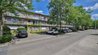 Graag bieden wij u dit gelijkvloers appartement aan met 2 slaapkamers (+ extra tussenkamer), inclusief kelderberging en autostaanplaats in het...
