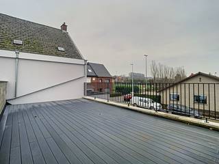 <p><strong>ENERGETISCH DUPLEXLOFT </strong>verdeeld over de gelijkvloerse en 1e verdieping. Het complex is gelegen in het hart van de Vlaamse Ardennen, op wandel- en fietsafstand van het centrum van Oudenaarde. Deze <strong>RUSTIGE LOCATIE</strong> is een inspiratie voor een gezin én singles, jong én minder jong. En dat is niet alles, in de directe omgeving noteren we een kwaliteitsvol aanbod van bakkerijen, scholen, kinderopvang, openbaar vervoer, een vlotte ontsluiting tot de <strong>VERSCHILLENDE TOEGANGSWEGEN</strong>, enz ...</p>

<p> </p>

<p>Geluidsisolatie, 20 cm thermische gevelisolatie, ... en andere <strong>DUURZAME TECHNIEKEN</strong> en <strong>KWALITEITSVOLLE MATERIALEN</strong> hebben dit industrieel pand omgetoverd tot een modern loftencomplex met een <strong>HOOGWAARDIG WOONCOMFORT</strong>.</p>

<p><br />De indeling<strong> </strong>gaat als volgt; we komen binnen in de zeer ruime inkomhal, van hieruit is er toegang naar de <strong>VOLWAARDIGE SLAAPKAMER</strong> met aanpalende badkamer, afzonderlijk toilet en berging. De eerste verdieping is voorzien van een zeer <strong>RUIME WOONKAMER</strong> met open keuken, berging, <strong>GROOT DAKTERRAS (40 m²) </strong>en<strong> PRIVATIEVE STAANPLAATS. </strong><br /><br /><strong>Adres : </strong>Vontstraat 69 bus 202, 9700 Oudenaarde<br />Beschikbaar vanaf 1 juni 2026<br />Huurprijs: €890,00/ maand + €50/ maand gemeenschappelijke kosten<br />EPC: 100 kWh/m² - UC: 3829115</p>