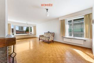 <strong><span>In hartje Leuven vindt u dit ruime appartement met drie volwaardige slaapkamers, een aangenaam terras en een gunstig EPC-label B. Dankzij de praktische indeling en de royale ruimtes biedt deze eigendom de ideale opportuniteit voor wie een appartement volledig naar eigen smaak wil inrichten, zonder renovatieverplichting. </span></strong>Het appartement beschikt over een lichtrijke leefruimte, een aparte keuken, drie volwaardige slaapkamers, een badkamer en een gastentoilet. De functionele indeling biedt tal van mogelijkheden om het appartement af te werken volgens uw eigen woonwensen. De ligging is een absolute troef. Winkels, scholen, openbaar vervoer, het station van Leuven en belangrijke invalswegen bevinden zich op korte afstand, waardoor u geniet van een uitstekende bereikbaarheid en alle voorzieningen binnen handbereik. De elektriciteit wordt individueel afgerekend. De kosten voor gas en water worden beheerd via de syndicus en afgerekend op basis van een maandelijkse provisie. <strong><span>Dankzij de combinatie van ruimte, een centrale ligging en een gunstig EPC-label B vormt dit appartement een uitstekende keuze voor zowel eigen bewoning als investering. </span></strong>Contacteer ons voor meer informatie of een bezoek via <strong><span>info@homies.be</span></strong> of <strong><span>016 22 82 22</span></strong><strong>.</strong>