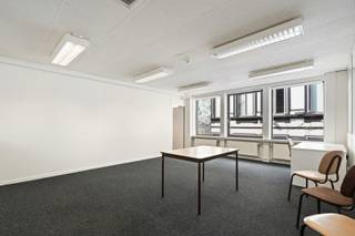 <p><span>Kantoorruimte op een bruikbare vloeroppervlakte van 304 m² met veel potentieel en een ideale ligging. Dit pand bevindt zich nabij de invalswegen van stad Gent waarbij parking Zuid op twee minuten wandel afstand is gelegen. </span></p><p><span>De keuken en het sanitair blok werd in 2024 volledig vernieuwd. De condenserende gasketel en een deel van de beglazing (hoogrendementsglas) dateert tevens van 2024.</span></p><p><span>Verder beschikt deze opportuniteit over een ondergrondse kelderberging. </span></p><p><span> </span></p><p><span>U beschikt over de mogelijkheid tot aankoop van staanplaatsen in de ondergrondse parking. </span></p><p><span> </span></p><p><span>Het bureel behaalt een EPC label B en heeft een blanco asbestattest. Bekijk onze virtuele toer voor een inkijk vooraf en neem contact op met Anthes op het nummer 09/225.00.78 voor een bezichtiging.</span></p>