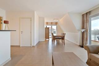 Penthouse (110m²) met drie slaapkamers en ruim zongericht terras (67m²) met mooie vergezichten te koop in residentie Sandy Lane, gelegen langs de Duinparklaan te Oostduinkerke. Op enkele passen van zee!Op zoek naar interessante immo te Oostduinkerke? Lees dan zeker verder!INDELING> 3de verdieping- Ruime inkomhal met vestiairekast- Lichtrijke leefruimte ingedeeld in eet- en zitplaats en toegang tot een eerste terras aan de voorzijde- Zuidgericht terras (67m²) met verschillende bergruimtes- Geïnstalleerde keukenhoek- Apart toilet- (blinde) Slaapkamer 1- Badkamer met ligbad, toilet en wasmeubel- Slaapkamer 2 met eigen balkon- Slaapkamer 3 met ingemaakte kasten, douchekamer en toegang tot het ruime zonneterras> In de kelderverdieping beschikt men over een dubbele garage (12m x 3,5m) met extra bergruimte (5,4m²) en een gemeenschappelijke fietsenstalling!TROEVEN+ Topligging vlakbij zee in de Duinparklaan te Oostduinkerke+ Klein zeezicht vanop de terrassen+ Ruim appartement van 110m² met 67m² terrassen+ Verwarming via vloeraccumulatie, bedienbaar via smartphone+ Incl. dubbele garage met bergingInteresse in deze prachtige penthouse te koop te Oostduinkerke? Neem dan zeker contact op met de dossierverantwoordelijke Sarah Velle via 0470 10 52 78 of sarah.velle@dewaele.com.