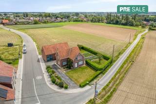 Unieke eigendom met woning en multifunctioneel bijgebouw op 3.635 m² in het landelijke Koolskamp (Ardooie)Deze eigendom wordt aangeboden via Pre-sale. De vermelde prijs is een instelprijs. Wil je een afspraak vastleggen of wens je meer info omtrent deze koopmethode, neem dan contact op met de dossierverantwoordelijke Mathias Lauwyck (+32 472 18 39 90) - mathias.lauwyck@dewaele.com!In een prachtig landelijk kader, omringd door groen en genietend van weidse vergezichten, bevindt zich deze uitzonderlijke eigendom op een perceel van maar liefst 3.635 m². Hier woont u in alle rust, midden in het groen, zonder in te boeten aan bereikbaarheid dankzij de vlotte verbinding naar de dorpskern en belangrijke invalswegen.Deze eigendom biedt een zeldzame kans voor wie op zoek is naar ruimte, vrijheid en toekomstmogelijkheden. De aanwezige woning beschikt over een bewoonbare oppervlakte van 171 m² (volgens EPC) en kan naar eigen inzicht worden gerenoveerd of plaatsmaken voor een hedendaags nieuwbouwproject dat volledig aansluit bij uw woonwensen.Naast de woning bevindt zich een indrukwekkend multifunctioneel bijgebouw van circa 221 m², verdeeld over twee verdiepingen. Deze ruime accommodatie biedt tal van mogelijkheden voor zelfstandige activiteiten, opslag, een atelier, hobbyruimte of een combinatie van wonen en werken. Dergelijke volumes zijn vandaag bijzonder gegeerd en vormen een belangrijke meerwaarde voor deze eigendom.Wat deze aanbieding echt onderscheidt, is de unieke combinatie van een royaal perceel, een uitzonderlijk rustige ligging met blijvende vergezichten, uitstekende bereikbaarheid en een omvangrijk bijgebouw met uiteenlopende gebruiksmogelijkheden. Eigendommen die al deze troeven verenigen, zijn uiterst zeldzaam op de vastgoedmarkt.Wenst u meer info of een bezoek? Neem dan snel contact op met Mathias via 0472 18 39 90 of mathias.lauwyck@dewaele.com!Dit pand is onderworpen aan de renovatieverplichting van de Vlaamse overheid voor residentiële gebouwen (behoudens bij sloop binnen 5 jaar na de aankoop). Consulteer voor meer informatie de website van het Vlaams Energie- en Klimaatagentschap via https://www.vlaanderen.be/een-woning-kopen/renovatieverplichting-voor-residentiele-gebouwenBestuursmaatregelen in het maatregelenregister: nee