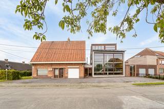 Deze ruime karaktervolle woning met functioneel handelspand is gelegen nabij het centrum van Sleidinge. Dit pand heeft een perceeloppervlakte van...