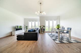 Info: dries.v@weinvest.be of 0471 68 27 37<br /><br />We Invest presenteert u exclusief dit prachtige appartement van 104 m², gelegen op de 5e verdieping aan de Avenue de la Liberté 218 in Koekelberg. Het bestaat uit twee slaapkamers, een ruime woonkamer van 39 m², een keuken van 13 m², een badkamer, een apart toilet en een kelder.<br /><br />De woning verkeert in goede staat en biedt een comfortabele leefomgeving in een goed onderhouden gebouw. Het beschikt over een lift, een videofoon, PVC-ramen, collectieve stookolieverwarming en een elektriciteitsinstallatie die aan de normen voldoet, met een EPC D van 181 kWh/m²/jaar en 46 kg CO₂.<br /><br />Dankzij de ligging op de 5e verdieping geniet het appartement van veel lichtinval en een aangenaam vrij uitzicht. De functionele indeling en de royale afmetingen maken dit een bijzonder aantrekkelijke woning voor een koppel, een klein gezin of een investeerder op zoek naar een kwalitatief hoogstaand pand.<br /><br />Het appartement ligt in Koekelberg en geniet van een praktische stedelijke omgeving, dicht bij winkels, voorzieningen en het openbaar vervoer. De wijk biedt gemakkelijke toegang tot alle dagelijkse voorzieningen en is tegelijkertijd goed verbonden met het centrum van Brussel.<br /><br />Pluspunten: grote oppervlakte, ruime woonkamer, lift, veel lichtinval en elektriciteit conform de normen.<br /><br />Neem contact met ons op om een bezichtiging te regelen! Mis onze exclusieve aanbiedingen niet op WWW.WEINVEST.BE