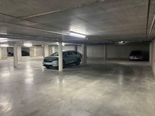 Parking space for rent — Eksterhof, Deurne<br />For rent: a parking space located in the beautiful Eksterhof new construction project at Eksterlaar 25 in 2100 Deurne.<br />Eksterhof is a high-quality new construction project consisting of 35 homes, located in green Deurne-Zuid, near the popular Boekenberg Park. The project is located in a quiet and car-free interior, pleasantly enclosed between the Eksterlaar and the Van Den Hautelei.<br />-Located in a modern new building<br />-Safe and covered<br />-Quiet, car-free environment<br />-Within walking distance of Boekenberg Park<br />-Easy accessibility<br />For more information or to schedule a viewing, please contact us.<br /><br />Register of measures: no