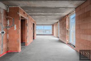 <h3>Lichtrijk duplex appartement met 3 slaapkamers en 2 parkings</h3>
<p>💡 <strong>Aankoop aan 6% btw mogelijk, mits voldaan wordt aan de voorwaarden.</strong></p>
<p>Ruime en lichtrijke duplex appartement met een <strong>NETTO bewoonbare oppervlakte van maar liefst 107 m²</strong>.</p>
<ul>
<li><strong>1 slaapkamer op het gelijkvloers</strong></li>
<li><strong>2 slaapkamers op de verdieping</strong></li>
<li><strong>Terras 16 m²</strong></li>
</ul>
<p>Dankzij de royale raampartijen en de doordachte indeling geniet u hier van een aangename, open en comfortabele woonbeleving.</p>
<p>Extra troef: bij het appartement horen <strong>2 privatieve parkeerplaatsen</strong>, zijnde <strong>parking P1 (met laadpaal) en P6</strong>.<br /><br />Prijs appartement + 1 staanplaats P1 = 325.000€ (excl. kosten) + P6 = 9000€ (excl. kosten).</p>
<p>Een ideale woonopportuniteit voor gezinnen, koppels of investeerders die op zoek zijn naar ruimte, functionaliteit en comfort.</p>
<p><strong>Interesse? Contacteer ons voor meer informatie of een bezoek ter plaatse.</strong><br />☎ 050 33 59 03<br />✉ info@yess-vastgoed.be</p>