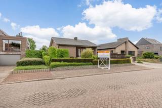 Instapklare 3-slpk woning met garage en volledige onderkeldering op een prachtig perceel van 1719 m². Steeds perfect onderhouden. EPC Label-E...