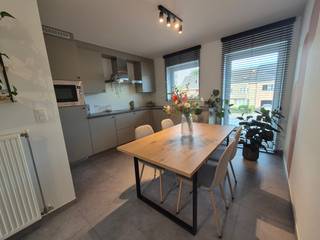 Dit duplexappartement met een netto oppervlakte van 71m² is gelegen in het centrum van Westmalle, aan de Antwerpsesteenweg. Het appartement werd gebouwd in 2017 en beschikt over een gunstig EPC-label B (105 kWh/m²jaar).<br />Het appartement is op twee manieren toegankelijk: via de gemeenschappelijke traphal aan de Antwerpsesteenweg of via de doodlopende straat Bergstraatje, waar zich de autostaanplaats bevindt. Aan deze zijde bevindt zich een buitentrap die rechtstreeks toegang geeft tot het terras.<br />Op de eerste verdieping bevindt zich de ruime leefruimte, aansluitend op de open keuken. De keuken is uitgerust met een koelkast, kookplaat, dampkap, vaatwasser en vernieuwde microgolfoven. Via het schuifraam heb je rechtstreeks toegang tot het terras. Verder beschikt deze verdieping over een berging met aansluitingen voor wasmachine en droogkast en een apart toilet.<br />Via de trap in de leefruimte bereik je de tweede verdieping. Hier bevinden zich de ruime slaapkamer, een tweede kleine slaapkamer (met ingebouwde kasten) die eveneens geschikt is als dressing of bureau, en de badkamer met lavabo en inloopdouche.<br />Vanuit de nachthal is er via een uitvaltrap toegang tot de ruime zolder, die extra opbergruimte biedt.<br />De netto-oppervlakte van 71m² omvat volgende ruimtes: woonkamer (20,35m²), keuken (11,71m²), berging (2,65m²), wc (1,46m²), nachthal (3,18m²), slaapkamer 1 (13,96m²), slaapkamer 2/bureau/dressing (9,89m²), badkamer (8,36m²).<br />Bijkomend zijn ook het terras van 11,81 m², de zolderruimte en de autostaanplaats inbegrepen in de huurprijs.<br />Bijzonderheden:<br />-	Centrale ligging<br />-	Terras van 11,81m²<br />-	Eigen autostaanplaats<br />-	Twee toegangen<br />-	Recent gebouw<br />-	Direct beschikbaar<br />Huurprijs: €950/maand + €25/maand gemeenschappelijke kosten<br />De gemeenschappelijke kosten omvatten de blokpolis, gemeenschappelijk water- en elektriciteitsverbruik en het tweejaarlijks onderhoud gasketel<br />Bij interesse kan u het formulier invullen: https://forms.gle/YVgxs4FCNA6gW4so9<br />Kijkmoment: 24/10 10u-14u
