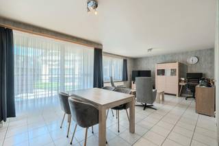 Goed onderhouden appartement met 2 slaapkamers en ruime terrassen te koop te Westende, Julien Soetaertstraat 9, op de eerste verdieping van de residentie Ter Olmen. U bevindt zich in Westende-dorp, op wandelafstand van restaurants, winkels en het strand.<br />Mogelijkheid tot aankopen van een garagebox in het gebouw!<br /><br />Indeling:<br />- inkomhal<br />- lichtrijke leefruimte (35m²) met aansluitend terras (4m²)<br />- open geïnstalleerde keuken voorzien van o.a. keramische kookplaat, frigo met diepvriesvakje, oven en dampkap<br />- slaapkamer 1 (12m²) met toegang tot het ruim terras achteraan <br />- slaapkamer 2 (14m²)<br />- apart toilet<br />- badkamer (6m²) met ligbad, lavabo met lavabomeubel en aansluiting wasmachine<br /><br />Troeven:<br />- rustig doch centrale ligging<br />- conforme keuring elektrische installatie<br />- EPC label B<br />- gemeenschappelijke fietsenberging<br />- uiterst ruim terras achteraan<br />- mogelijkheid tot aankopen van een garagebox in het gebouw!<br /><br />Interesse in dit appartement met twee ruime slaapkamers te Westende? Neem vandaag nog contact op voor een bezichtiging!<br /><br />Bestuursmaatregelen in het maatregelenregister: nee