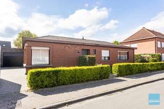 Degelijke woning met 3 slaapkamers, garage en zuidgerichte tuinIndeling: inkomhal, woonkamer, keuken, berging, apart toilet, badkamer en 3...