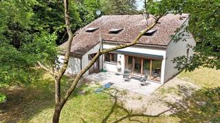 Nabij het meer, Koninklijk Atheneum, supermarkten en dorp, en toch rustig en residentieel gelegen villa op een achtergelegen perceel van 21a59ca...