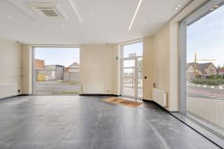 Ce rez-de-chaussée commercial est à vendre sur l'axe commerçant de Sint-Pieters-Leeuw, idéalement situé sur la Bergensesteenweg. Son...