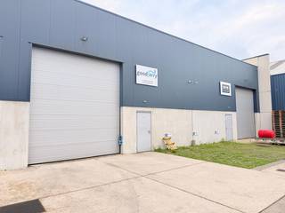 Ruime en praktisch ingerichte KMO-unit van ca. 250 m² te huur op het industrieterrein van Hulshout.<br />De unit heeft een oppervlakte van ongeveer 10 meter breed × 25 meter diep en is geschikt voor diverse professionele activiteiten, opslag, atelier of andere KMO-doeleinden.<br />De unit bevindt zich in de industriezone van Hulshout . Door deze strategische ligging is hij vlot  bereikbaar en kan er  een goede verbinding gegarandeerd worden met omliggende gemeenten en belangrijke invalswegen.<br /><br /><u><strong>Kenmerken</strong></u><br />Onmiddellijk beschikbaar<br />Oppervlakte: ca. 250 m²<br />Afmetingen: ca. 10 m × 25 m<br />Automatische toegangspoort waardoor lossen en laden efficiënt kan verlopen<br />2 private parkeerplaatsen voor de deur<br />Nutsvoorzieningen, waaronder water, gas , electriciteit en internet zijn aanwezig:<br /><br /><strong>€ 100 gemeenschappelijke kosten per maand</strong><br /><br />Een interessante locatie voor zelfstandigen, kleine ondernemingen en KMO's die op zoek zijn naar een ruime en goed uitgeruste bedrijfsunit.<br /><br />Interesse? Neem gerust contact op voor meer informatie of een bezoek ter plaatse via GSM 0475 59 90 00 of via e-mail yves@dplusvastgoed;be<br />Bekijk ook alvast de foto's op onze website www.dplusvastgoed.be