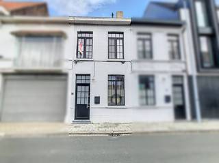 Instapklare stijlvol afgewerkte woning te koop met gezellige stadstuin op een centrale ligging in Roeselare.Starter, pendelaar of investeerder? Dit is een ideale kans om slim te kopen.Dit huis te koop in Roeselare is als volgt ingedeeld:*Gelijkvloers:- Inkom met apart toilet- Berging met aansluitingen voor wasmachine en droogkast- Leefruimte met zithoek en eethoek- Ingerichte keuken voorzien van kookplaat met dampkap, spoelbak, frigo, combi oven/microgolf en kasten- Badkamer voorzien van dubbele lavabo in meubel, ligbad/douche*Verdieping:- 2 kamers*Zolderverdieping:- 2 kamersAchteraan de woning vinden we een gezellige stadstuin met terras en gazon. Troeven van dit huis te koop:- centrale ligging nabij het prachtige Moermanpark, winkels, openbaar vervoer en het centrum van Roeselare,...- instapklaar, blanco elektrische keuring, geen renovatieverplichting- ideaal voor de starter, pendelaar of investeerder die op zoek is naar een gezellige instapklare woning