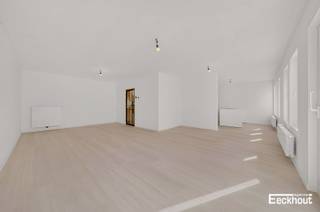 KIJKDAG ZATERDAG 10 OKTOBER (op afspraak).<br />Dit stijlvolle en instapklare appartement met een bewoonbare oppervlakte van 116 m² bevindt zich in de klassevolle residentie NOVA, dat in 2026 volledig werd vernieuwd.<br />Dit appartement bevindt zich op het gelijkvloers en beschikt over een tuin en terras.<br />Indeling: inkomhal, zonnige woonkamer die baadt in het licht, moderne open maatwerkkeuken voorzien van alle toestellen, 3 volwaardige slaapkamers, badkamer met dubbel lavabomeubel, inloopdouche, ligbad en toilet, 2 bergingen waarvan één met aansluiting voor wasmachine, apart toilet en fraai aangelegde tuin.<br />Het appartement is energiezuinig (EPC B), asbestvrij en de elektrische installatie is conform.<br />In de residentie is er een afvallokaal, alsook een ruime gemeenschappelijke fietsenberging met directe toegang tot de straat.<br />Mogelijkheid om een berging bij aan te kopen in het gebouw. Bovendien zijn er in de nabije omgeving nog overdekte autostaanplaatsen te koop.<br />Hoewel de appartementen volledig vernieuwd zijn, gebeurt de aankoop onder het stelsel van registratierechten (GEEN BTW).<br />Kom de vele troeven van dit appartement ontdekken!