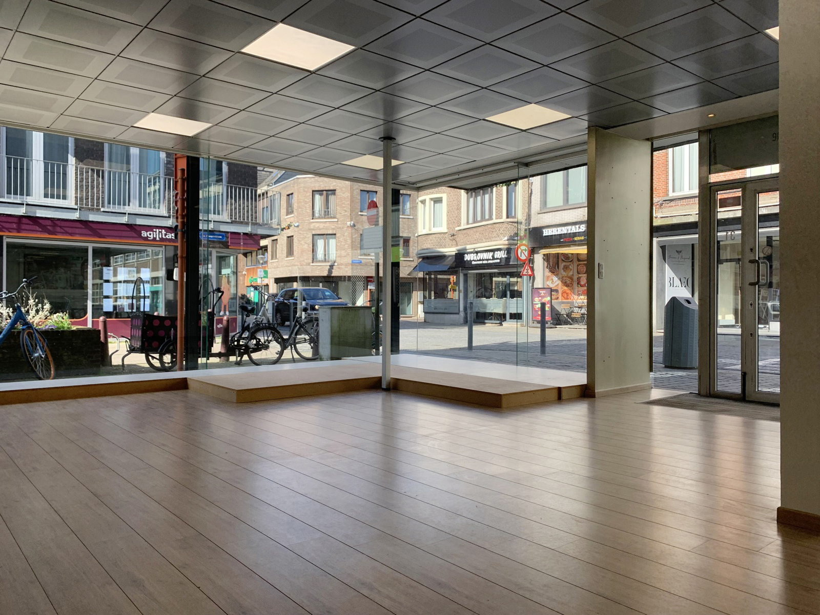 Commerciële handelsruimte of kantoor op toplocatie! - foto 3