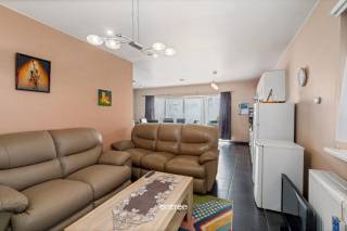 Situation : <br />Ce spacieux appartement est situé au rez-de-chaussée de cette résidence, à la périphérie de Ledeberg.<br />Emplacement idéal à proximité des transports en commun (bus et tramway juste devant la porte), des commerces (supermarché, pharmacie, boulangerie, etc.), des écoles, etc., et non loin du centre de Gand. <br />Il est également proche de toutes les voies de communication (E17, E40, R4).<br /><br />Aménagement : <br />Construit en 2011, il offre un cadre de vie moderne avec une surface habitable de 108 m².<br />Vous entrez dans un hall d'entrée spacieux avec des toilettes séparées. Vous trouverez ensuite un espace de vie lumineux avec cuisine ouverte, une cour intérieure ensoleillée, une buanderie, ainsi qu'un débarras séparé, un dressing et une salle de bains équipée avec baignoire, douche et meuble lavabo.<br />Il dispose de deux chambres, ce qui offre suffisamment d'espace pour la vie à deux, mais aussi pour un bureau à domicile ou une salle de loisirs.<br /><br />Grâce à son emplacement idéal, vous bénéficiez d'un accès facile aux commodités, aux commerces et aux transports en commun. La combinaison d'une construction récente et d'un emplacement central fait de cet appartement un choix attrayant pour ceux qui recherchent le confort et l'accessibilité.<br />Idéal pour y vivre soi-même ou comme investissement locatif.<br />Possibilité d'acheter un garage en plus.<br />Appelez pour une visite : Mathieu Vandaele 0474 74 64 04.