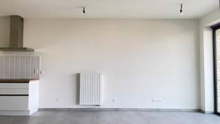<strong>Dit appartement is beschikbaar vanaf 1 november 2026!<br />Vaste kosten: € 75,00 per maand + € 75,00 per maand provisie verwarming (je hebt zelf GEEN gascontract nodig!)<br />Autostaanplaats bij te huren aan € 100,00 per maand! </strong><br /><br />Deze moderne studio, gelegen op de 5de verdieping, combineert hedendaags comfort met een bijzonder gegeerde ligging.<br /><br />De studio beschikt over een aangenaam terras, een ideale plek om even te ontspannen en te genieten van de buitenlucht.<br /><br />De toplocatie is een absolute troef. Het Kapermolenpark, het zwembad, diverse scholen en het gezellige stadscentrum van Hasselt bevinden zich allemaal op wandelafstand. Winkels, horeca, ontspanning en alle dagelijkse voorzieningen zijn hierdoor vlot bereikbaar.<br /><br />Dankzij de combinatie van modern wooncomfort, een aangenaam terras en een uitstekende ligging is deze studio bijzonder geschikt voor wie comfortabel en centraal wil wonen in Hasselt.<br /><br /><strong>Word jij de bewoner van dit prachtig appartement? Surf naar www.vdv-vanderveken.be, kies bij “TE HUUR” voor dit pand en vul de kandidatenfiche in (klik in het gouden balkje op “Ik wil dit pand graag huren!”). Wij contacteren je voor een afspraak! </strong>