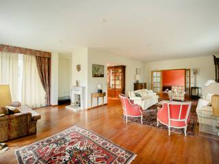 Located on the top floors of a well-kept condominium in Ixelles, on the outskirts of Watermael-Boitsfort, this duplex penthouse in need of...