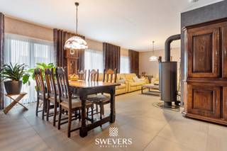 Voor meer info en foto’s, surf naar www.swevers.be– In een rustige, kindvriendelijke woonwijk van Sint-Truiden vind je deze verrassend ruime en...