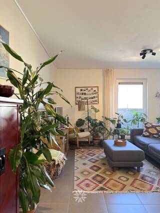 <p><span>GENT - Bibliotheekstraat 4/0302: Op zoek naar </span><span>een goed gelegen energiezuinig appartement </span><span>te huur in centrum Gent? Dan is dit pand mogelijk iets voor u.</span></p><p><span> </span></p><p><span>De belangrijkste troeven in een notendop: </span></p><ul><li><span>Recent nieuwbouwproject tussen Baudelopark en Sint Jacobs gelegen in een doodlopende straat</span></li><li><span>Optie tot huren ondergrondse parkeerplaats</span></li><li><span>Goed bereikbaar met auto en het openbaar vervoer</span></li><li><span>Op wandelafstand van het historisch centrum </span></li><li><span>Energiezuinig appartement</span></li></ul><p><span> </span></p><p><span>Indeling:</span></p><p><span>Inkomhal, leefruimte met open volledig geïnstalleerde keuken (kookplaat, dampkap, koelkast, vaatwasmachine en oven), berging met ingebouwde kast en aansluiting wasmachine, nachthal van inbouwkasten, 2 slaapkamers (1 grote met ingebouwde kast en 1 kleinere met ingebouwd opklapbed), badkamer met inloopdouche, lavabomeubel en aansluiting wasmachine, apart toilet, terras met mooi uitzicht. Fietsenberging in het gebouw.</span></p><p><span> </span></p><p><span>Optie tot huren auto staanplaats met of zonder laadpaal: 135 euro (excl. abonnementskosten en verbruik). </span></p><p><span> </span></p><p><span>Beschikbaar vanaf 01/11/2026. Domicilie verplicht.</span></p><p><span>Huurprijs: € 1.100  + € 75 provisie onderhoud algemene delen. </span></p><p><span> </span></p><p><span>Neem contact op met Axel Lenaerts makelaars voor een bezoek via onze website.</span></p>