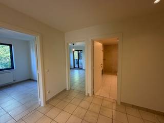 Dit instapklaar appartement is gelegen te Duineneind 22/5 en in het centrum van Kasterlee. Door de centrale ligging zijn scholen, winkels en het openbaar vervoer op een zeer korte afstand gelegen.<br /><br />Prachtig appartement op de 2de verdieping voorzien van alle comfort.<br /><br />Bestaande uit:<br />- Inkomhal<br />- Zeer ruime woonkamer met open keuken<br />- Gastentoilet<br />- Badkamer voorzien van inloopdouche en wastafel<br />- Bergruimte<br />- 2 slaapkamers<br />- Terras - buitenruimte<br />- Ondergrondse berging<br /><br />Extra:<br />- Lift aanwezig<br />- Gunstig EPC A<br />- Huurprijs: 850 euro/maand + 50 euro/maand gemeenschappelijke kosten<br />- Het appartement is onmiddellijk beschikbaar<br /><br />Uitsluitend via onze website www.vastengoed.be kan u een bezichtiging inplannen op de vooropgestelde bezoekmomenten. Voor andere vragen kan u het kantoor bereiken op het nummer 014 72 73 74