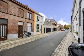 GEZELLIGE WONING op wandelafstand van de Katelijnepoort en de bruisende binnenstad! Vlakbij het station en alle winkels. Gezellige leefruimte, keuken met kleine berging, nieuwe badkamer met inloopdouche, 2 slaapkamers, geïsoleerde zolder en TERRASJE.<br />DAKEN volledig vernieuwd en geïsoleerd. Voorzien van ZONNEPANELEN &amp; THUISBATTERIJ.<br />EPC wordt B bij installatie van warmtepomp (airco lucht-lucht).<br />Een mooie OPPORTUNITEIT om te starten of te investeren!