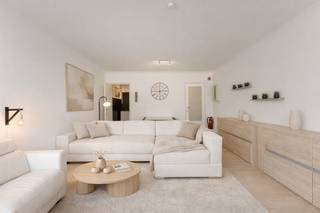 Gebruiksklare studio met terras, op slechts enkele passen van de Zeedijk en het strand. Het terras is ruim en kijkt uit op de duinen wat zorgt voor een waar vakantiegevoel. <br />Gunstige ligging weg van de drukte maar op korte afstand van het bruisend centrum en de Zeedijk. <br /> <br />Indeling: inkomhal met vestiairekast, een apart toilet, een aangename leefruimte met veel licht, een verzorgde keuken en een mooie badkamer. <br />Aan de voorzijde een tof terras, genietend van aangename open zichten. <br /> <br />De locatie is zonder twijfel een grote troef. Zo bent u te voet of met de fiets slechts enkele minuten verwijderd van alle belangrijke voorzieningen. <br /> <br />Interessante investering voor zowel eigen gebruik als voor (vakantie)verhuur. <br />Goede EPC-score &amp; blanco elektriciteitskeuring. Verder nog een private kelder aanwezig in het gebouw.<br /> <br />Bezoeken of meer informatie? <br />Contacteer Willem Cauwels op Tel. 050/89.27.70.