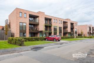 In de hoppestad Poperinge, in een aangename en centrale omgeving bevindt zich dit recent appartement. Het gaat om een appartement gelegen op het 1ste verdieping van Residentie Zilvertorens. Residentie Zilvertorens is een uniek project in Poperinge, gebouwd in 2014. Het appartement bestaat uit een ruime woonkamer met open keuken. Deze keuken is volledig geïnstalleerd met ingebouwde koelkast, vriesvak, inductiekookplaat, combioven, dubbele spoelbak en vaatwasmachine. Vervolgens bestaat dit lichtrijk appartement uit een praktische berging, 2 slaapkamers met ingebouwde kasten, badkamer met inloopdouche, toilet en lavabomeubel, apart toilet, terras zowel aan voorkant als achterkant, fietsenstalling, vuilnisberging, wateronthardingsinstallatie en één parkeerplek. Het ganse appartement is voorzien van gordijnen en verlichting.<br /><br />Met zijn ligging vlakbij het station van stad Poperinge bent u in een mum van tijd in andere steden. Ook zijn de supermarkten, buurtwinkels en het openbaar vervoer in de nabije omgeving gelegen. <br /><br />Beschikbaar vanaf: 01/12/2026.<br /><br />Syndicuskost: 65 euro/per maand.<br /><br />Interesse in dit appartement te huur in Poperinge? Vraag vandaag nog uw bezoek aan via Immo Francois. Onze vastgoedexperten begeleiden u graag bij uw zoektocht in Poperinge, Heuvelland, Mesen en Vleteren.<br /><br />Denkt u eraan om uw pand in Poperinge te verhuren? Neem vrijblijvend contact op met Emmy van Immo Francois in Poperinge voor een gratis schatting via poperinge@immofrancois.be.<br /><br />