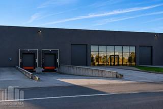 Uitstekend gelegen magazijn te koop in Temse. Het bedrijfsgebouw bevindt zich op een toplocatie, vlak aan de N16 en op amper 5 minuten van de E17 (op- en afrit 15 Temse). Via deze weg geniet u van een zeer vlotte bereikbaarheid richting Gent & Antwerpen.<br /><br />De magazijnruimte uit betonstructuur heeft een oppervlakte van 771 m² en is voorzien van lichtstraten met rookluik en polybetonvloer. De loods is toegankelijke via een sectionale poort, een laadkade en een afzonderlijke toegangsdeur. Met de mogelijkheid tot aanpassingen heeft u bovendien de vrijheid om de indeling, afwerking en inrichting volledig af te stemmen op de specifieke behoeften van uw bedrijf. Tevens is er voldoende manoeuvreerruimte aanwezig.<br /><br />Contacteer PANORAMA B2B voor bijkomende (technische) inlichtingen, plannen of een vrijblijvend plaatsbezoek 0477 06 30 30.