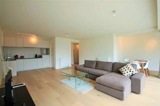 <p><span>Quares - Group TREVI presenteert :<br />Gemeubeld nieuwbouwappartement met parking op rustige locatie</span></p>
<p><span>Indeling:</span></p>
<p>Ontdek dit prachtige, nieuw en volledig gemeubeld appartement gelegen in het moderne gebouw Longitude III op Regatta (Linkeroever). De lichte en gezellige leefruimte biedt een heerlijke sfeer en geeft toegang tot een zonnig zuidwestgericht terras, perfect om te genieten van de warme avondzon.<br /><br />De open keuken is volledig uitgerust met alle comfort en leidt naar een ruime berging met wasmachine en droogkast, ideaal voor extra opbergruimte en gemak. Het appartement beschikt over twee comfortabele slaapkamers (12,5 m² en 10 m²), een aparte bureauruimte (7 m²) voor thuiswerken, en een stijlvolle badkamer met dubbele lavabo, ligbad, douche en toilet. Daarnaast is er nog een apart toilet voor extra comfort.<br /><br />Een ondergrondse parkeerplaats nr 171 is inbegrepen in de huurprijs, waardoor je altijd verzekerd bent van een veilige en handige parkeerplek. De gemeenschappelijke kosten bedragen 110 euro per maand en omvatten onder andere het onderhoud en de elektriciteit van de gemeenschappelijke delen, evenals het privéverbruik van verwarming.</p>
<p><span> </span></p>
<p><span>Omgeving:</span></p>
<p><span>Het appartement is gelegen in Res. Longitude III dat onderdeel is van de nieuwe wijk Regatta op Linkeroever. Een pareltje in de stad! </span><span>Met de wagen ben je direct op de autostrade, en ook het openbaar vervoer brengt je in enkele minuten naar het centrum van de Stad!<br /><br /></span></p>
<p><span>Extra's:</span></p>
<ul>
<li><span>Zeer energiezuinig appartement </span></li>
<li><span>Mogelijk om het appartement all-in te huren voor extra gemak!</span></li>
<li><span>Huurovereenkomst van 1 jaar mogelijk</span></li>
<li><span>Beschikbaar vanaf 1/9/2026</span></li>
</ul>