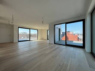 Verlaagd btw tarief is mogelijk bij eigen bewoning of langdurige verhuur, indien aan de voorwaarden voldaan!<br /><br />In het hart van Waregem is deze exclusieve penthouse gelegen, waarbij licht, ruimte en comfort een van de vele troeven zijn. Met een bewoonbare oppervlakte van 134 m² en maar liefst 69 m² terrassen geniet u hier de hele dag door van zon en uitzicht.<br /><br />De penthouse omvat een inkomhal met gastentoilet en berging, een ruime leefruimte (voorziening gashaard) met open keuken , badkamer en twee slaapkamers.<br /><br />Deze penthouse is bovendien bijzonder energiezuinig dankzij vloerverwarming met warmtepomp en zonnepanelen. De kleinschalige residentie garandeert extra privacy en exclusiviteit.<br /><br />Wonen in luxe, pal in het centrum – alles binnen handbereik.